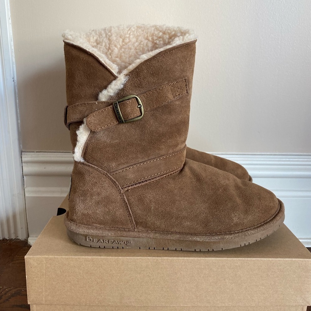 Bearpaw Suede and Shearling Booties with Ankle strap in Chestnut Size 9